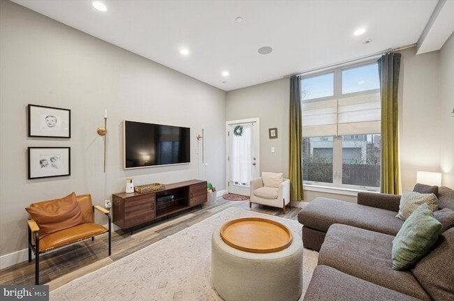 Building Photo - 1942 Tasker St