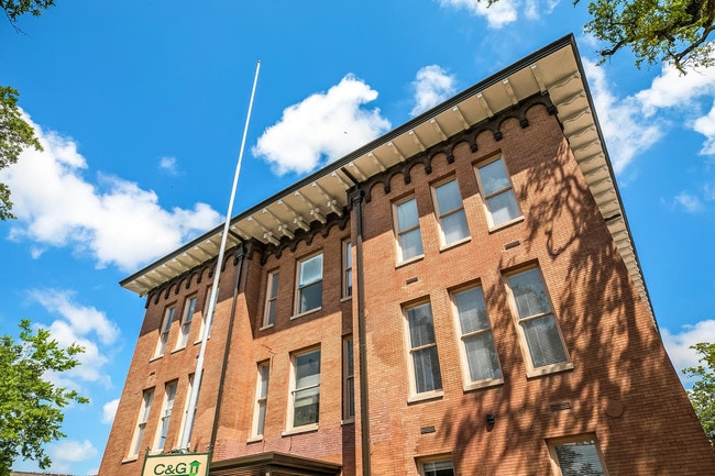 Beautifully preserved school - 3601 Camp St
