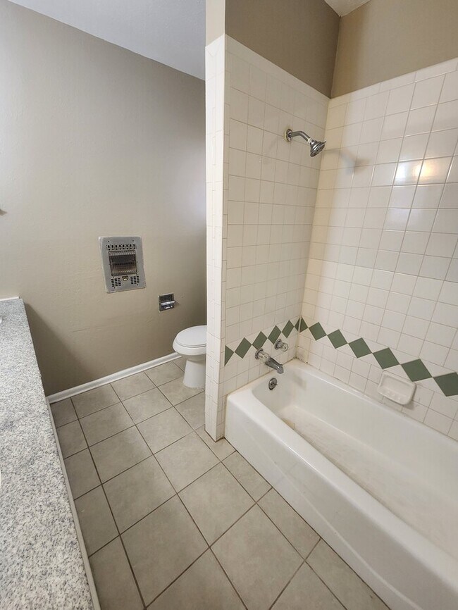 Building Photo - 3 bed 2 bath home