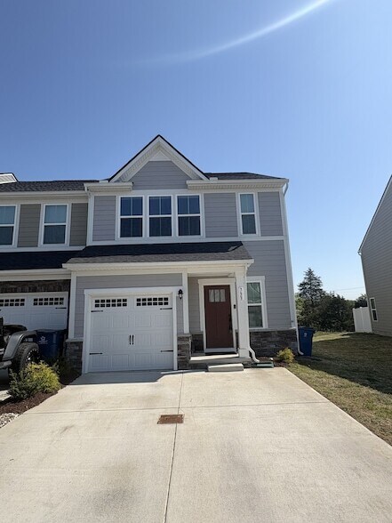 Building Photo - 733 Lipizanner Ln
