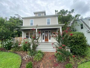 Building Photo - Georgous 5 bedroom 2.5 bath home in Downto...