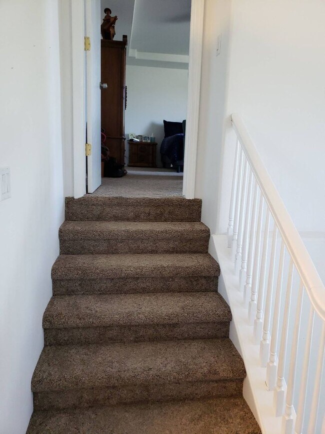Building Photo - Lovely and spacious 5 bedroom 3 bath Post ...
