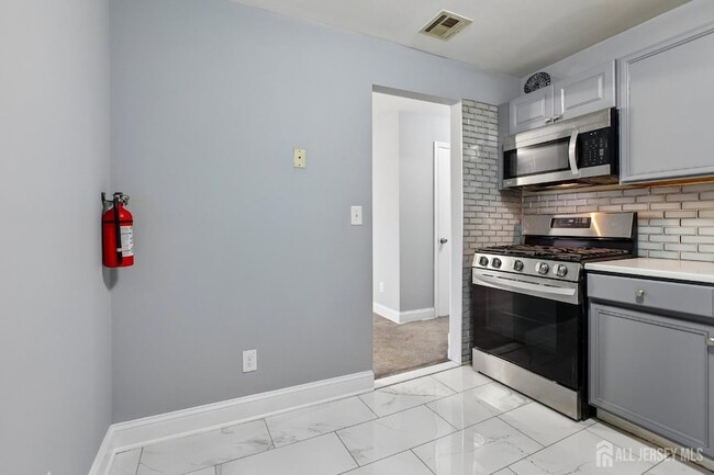 Building Photo - 396 College Dr
