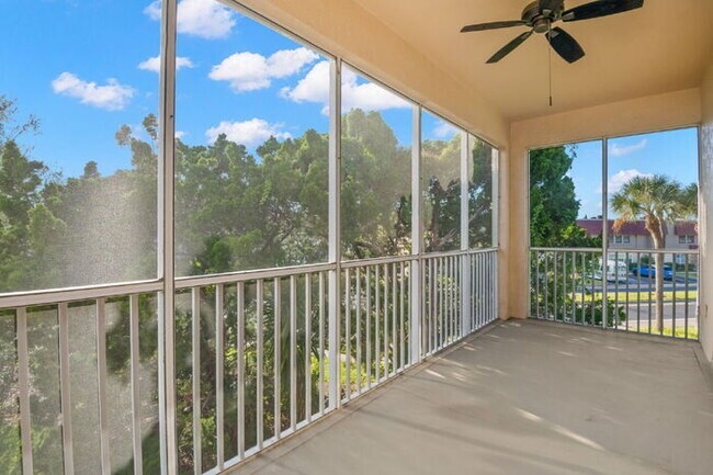 Building Photo - "Spacious 3-Bed, 2-Bath Condo Retreat in Vibrant Saint Petersburg – 1,445 Sq Ft of Comfort!"