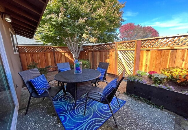 Building Photo - Cozy single level end unit located in Oliv...