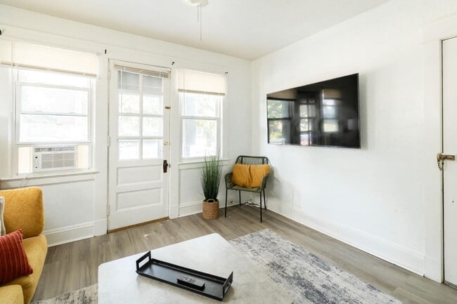 Building Photo - 2240 Murray Hill Rd