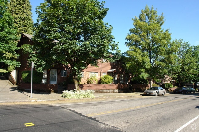 Redwood Court Apartments - Redwood Park