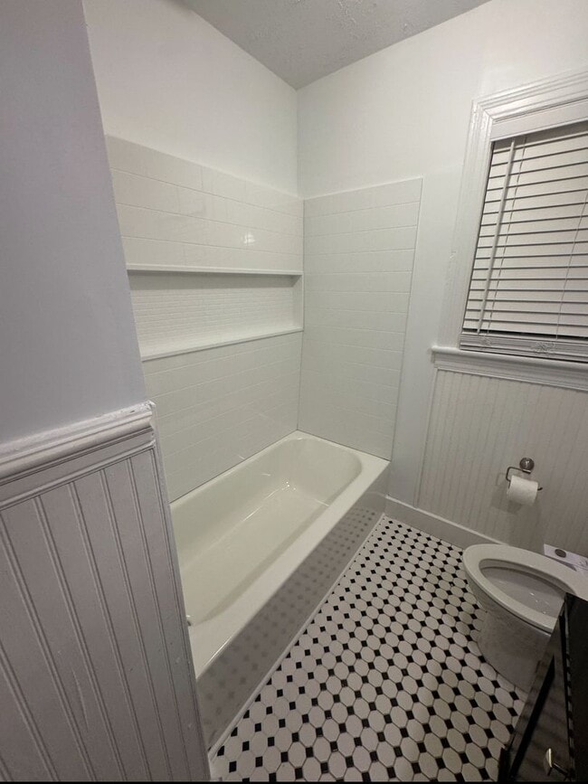 Building Photo - East Nashville cottage, 2BR 1 bath, fenced back, lawn care included, pet friendly