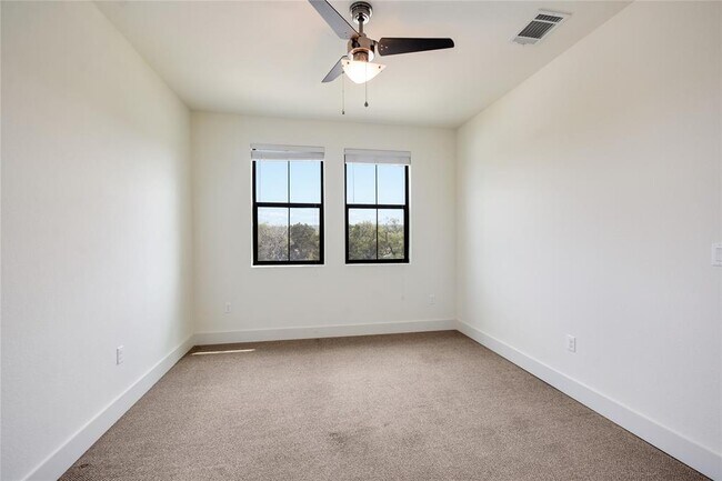Building Photo - 18400 Lakepoint Cove