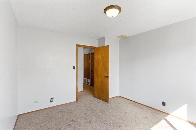 Building Photo - 5400 Dee Dr NE