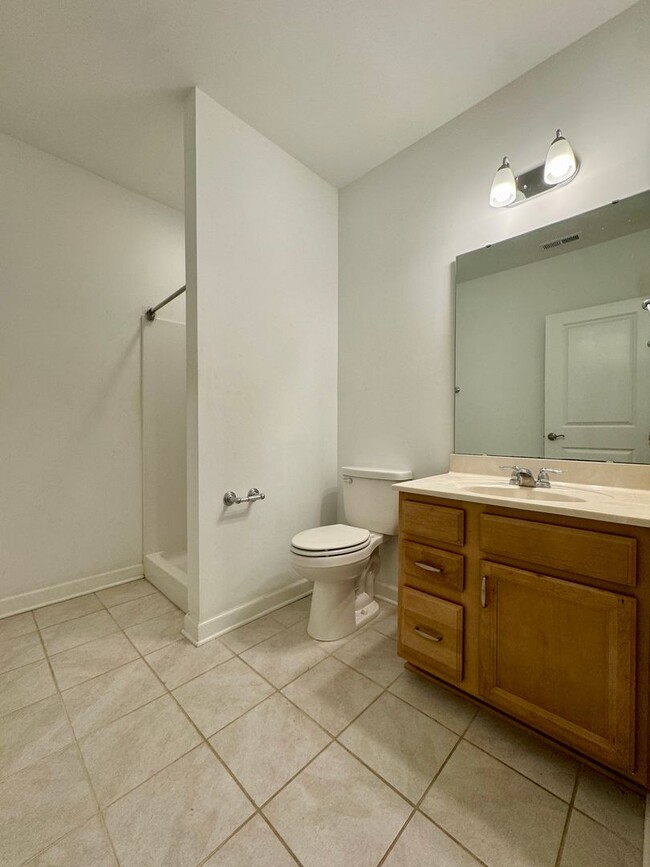 Building Photo - Modern 4 BR | 2.5 BA Townhome with Garage ...