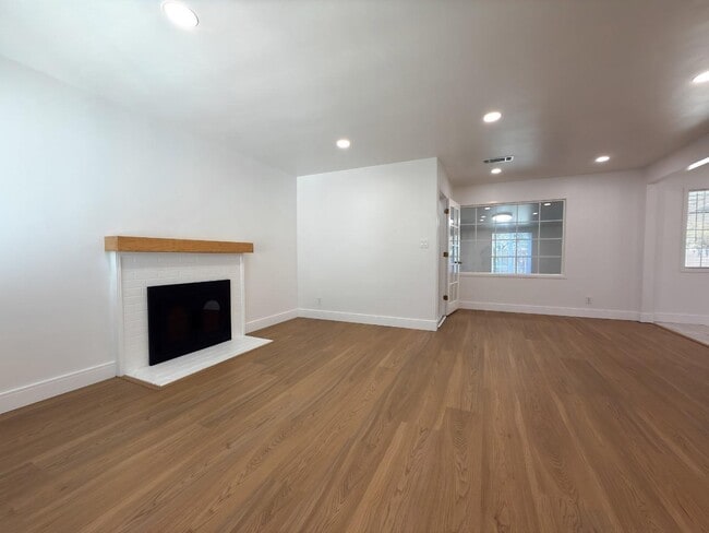 Building Photo - 15935 Paseo Largavista