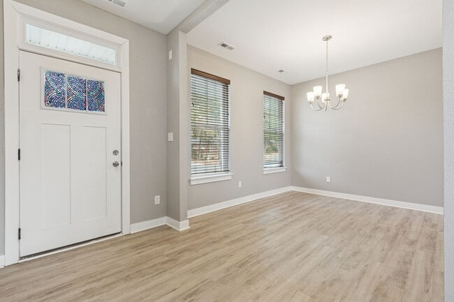 Building Photo - 4 bed/2.5 bath Ready Now- Norfolk