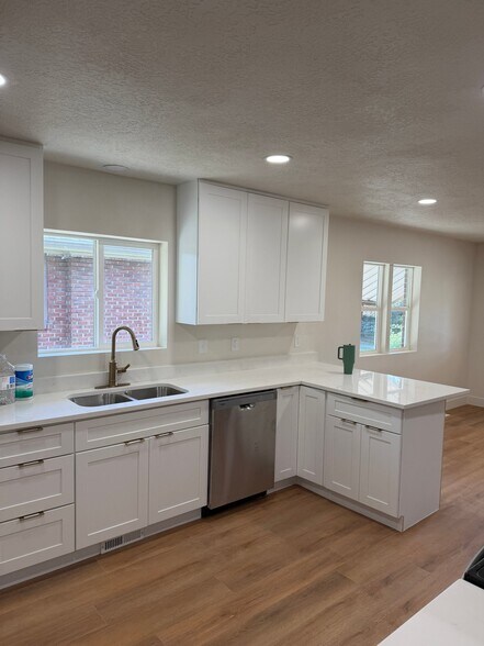 Building Photo - 2543 Highland Dr