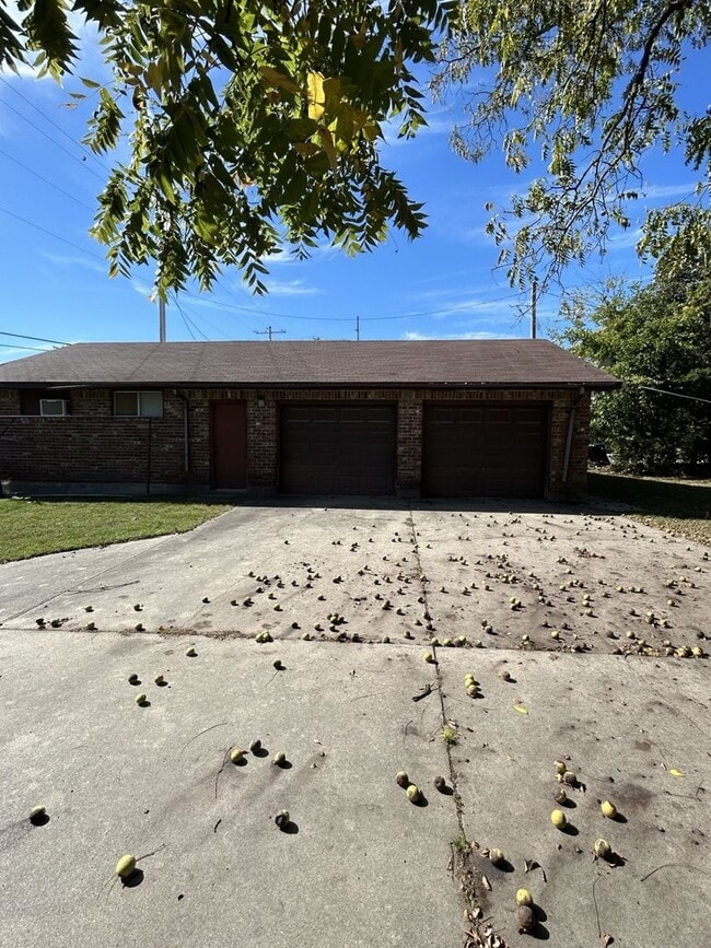 Building Photo - CHECK OUT THIS GARAGE!!!!! COMING SOON!  2...