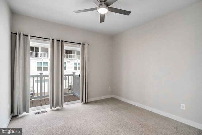 Building Photo - 45181 Drowes Ter
