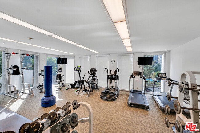 Building Photo - 800 W 1st St