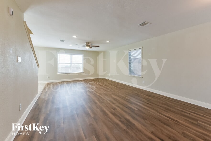 Building Photo - 636 Chickadee Dr