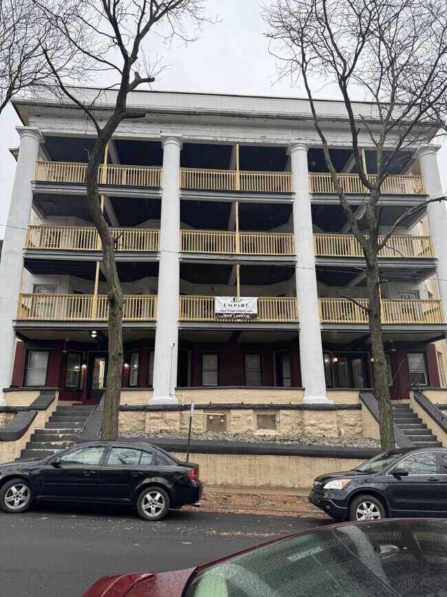 Primary Photo - NOW LEASING! Renovated 1 bed, 1 bath avail...