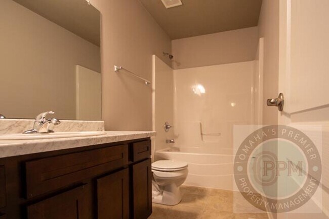 Building Photo - HUGE 3Bd/3Ba House in Bennington, NE!