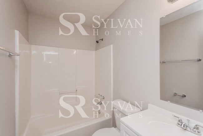 Building Photo - Cute, cozy and comfortable