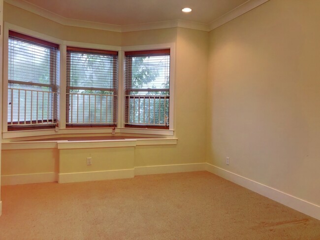 Building Photo - Tri-Level 3 Bed, 3 Bath Bernal Heights Tow...