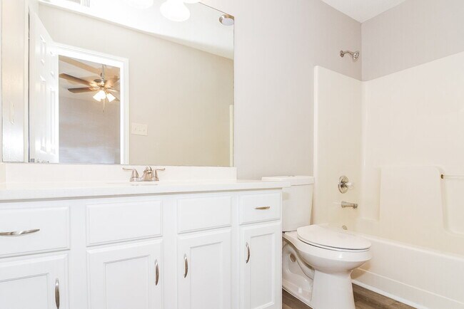 Building Photo - 495 Oakland Hills Dr