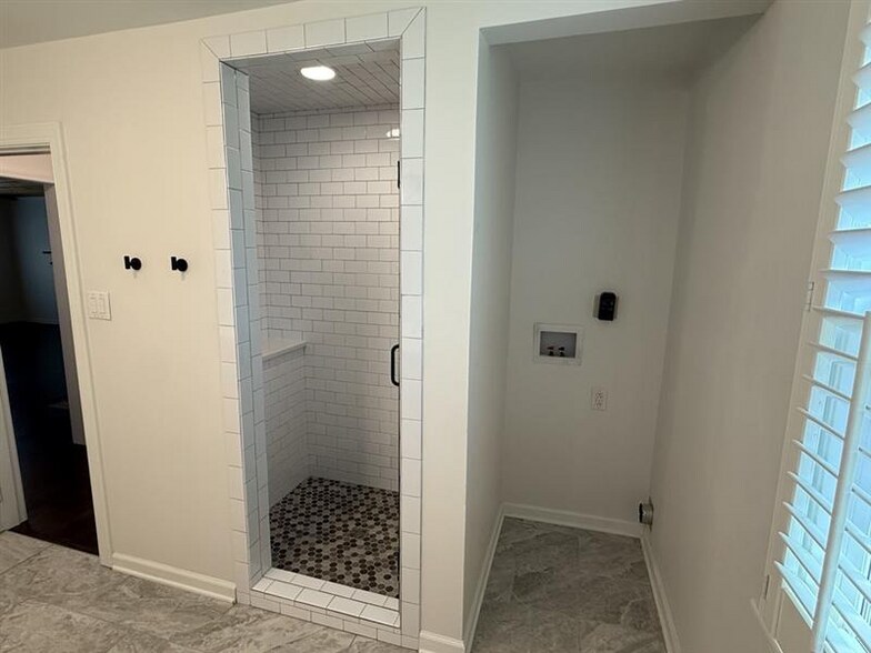 Building Photo - 2207 Pinewood Rd