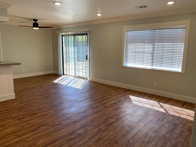 Building Photo - 3 Bedroom, 1 Bathroom Home in N. Highlands