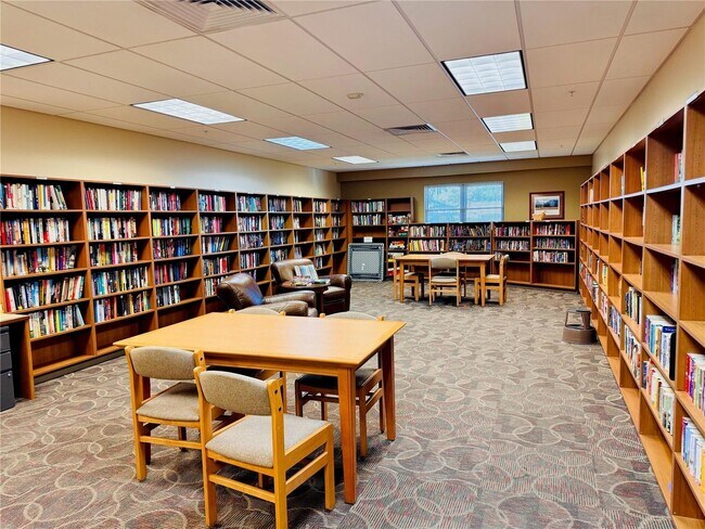 Building Photo - (55+) Newly Renovated 2br Condo in the Heather Gardens Community