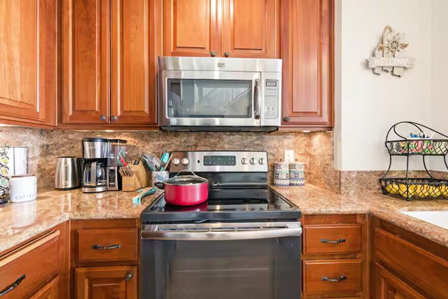 Building Photo - 999 N Pacific St