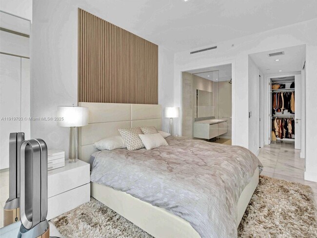 Building Photo - 700 NE 26th Terrace