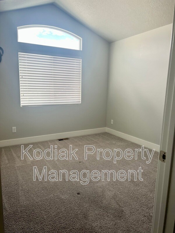 Building Photo - 3733 N Valley Vista Way