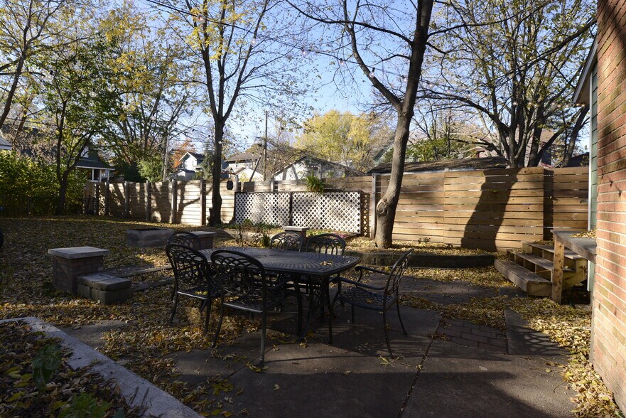 Building Photo - 266 King St W