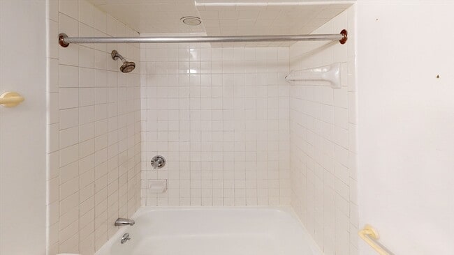 Building Photo - 96 Sheridan St