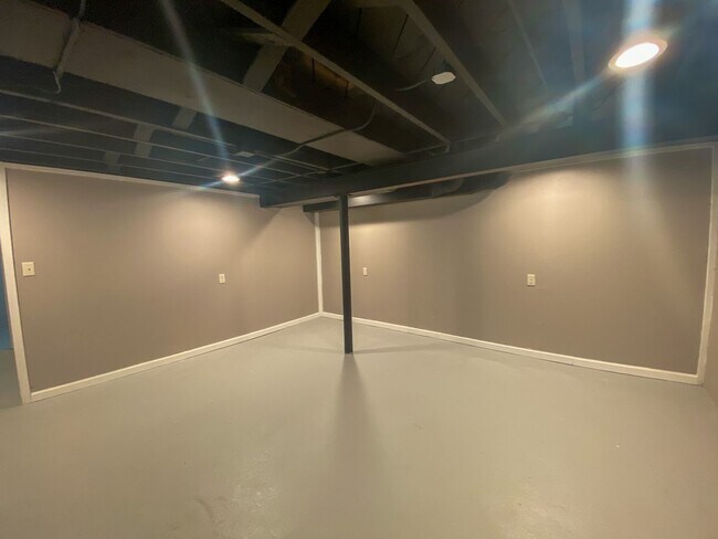 Building Photo - 2 Bedroom Single Family