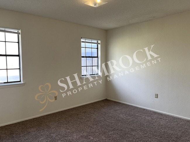 Building Photo - Hewitt Townhome