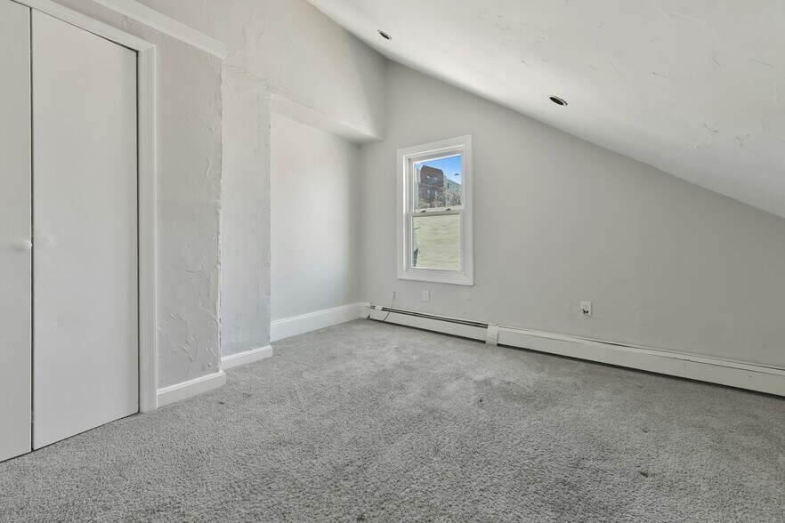 Building Photo - 10 Howell Ct