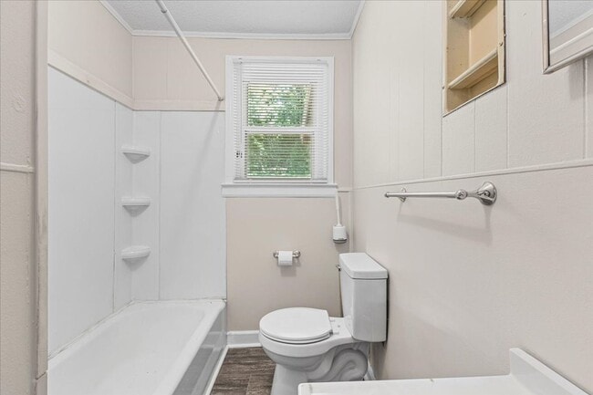 Building Photo - 4 bedroom, 2 bath home with den and garage...
