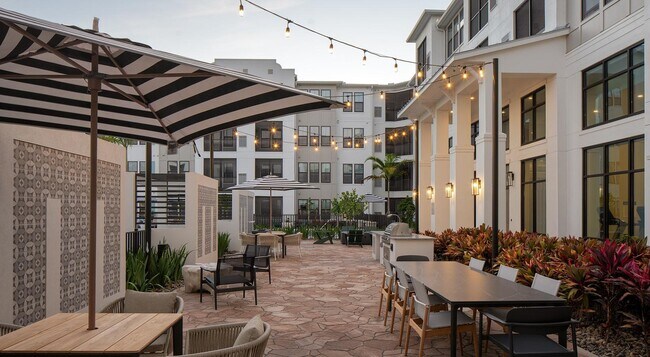 Building Photo - 6850 Foxtail Palm Wy