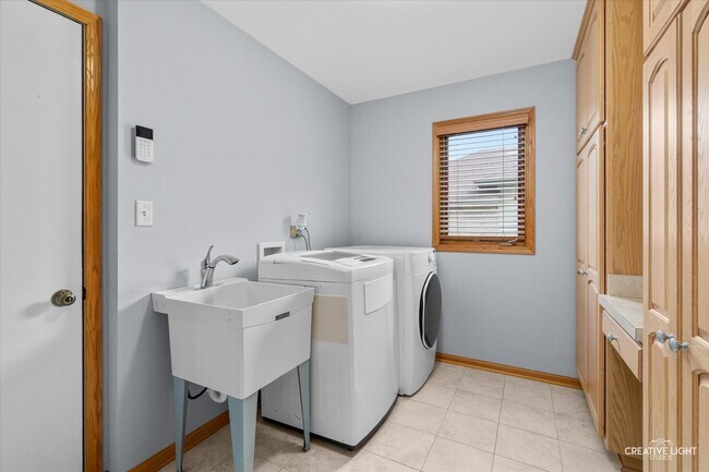 Building Photo - 610 High Grove Dr