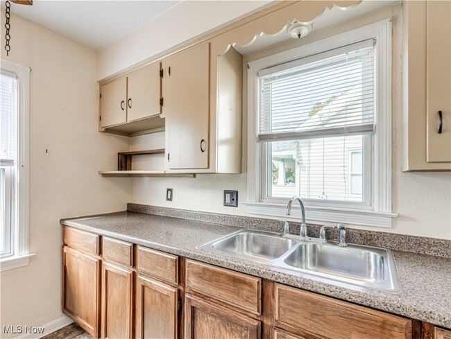 Building Photo - 2703 Oakwood Dr