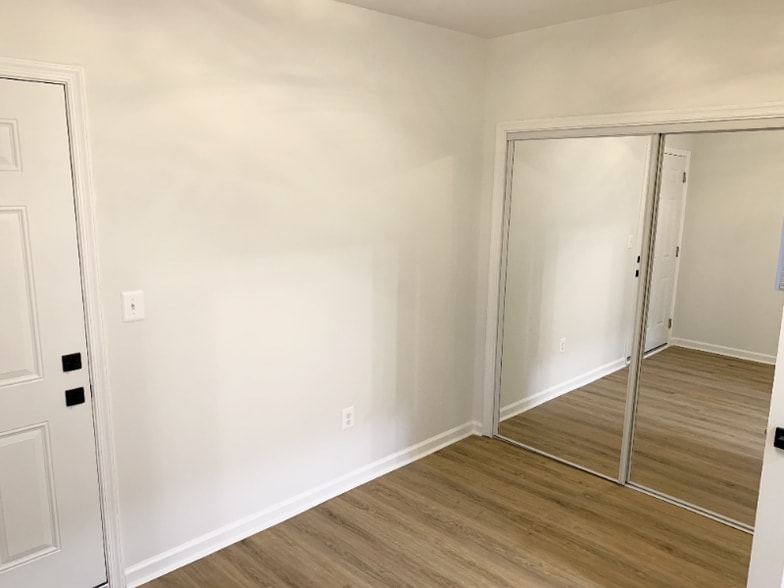 Building Photo - 1600 S Charles St