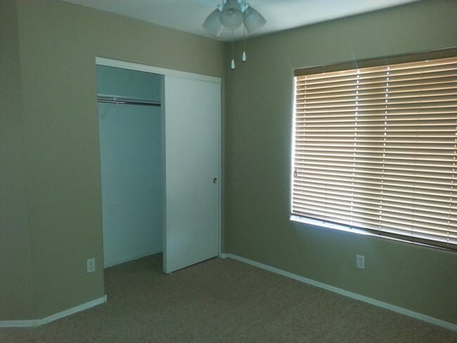 Building Photo - Rare 6 Bed, 3.5 Bath Home in San Tan Valley