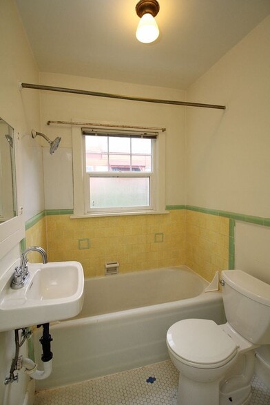 Building Photo - 3087 SE Ankeny St