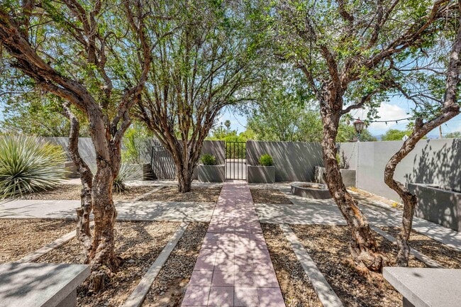 Building Photo - Luxury housing ,Close to U of A! Newly Ren...