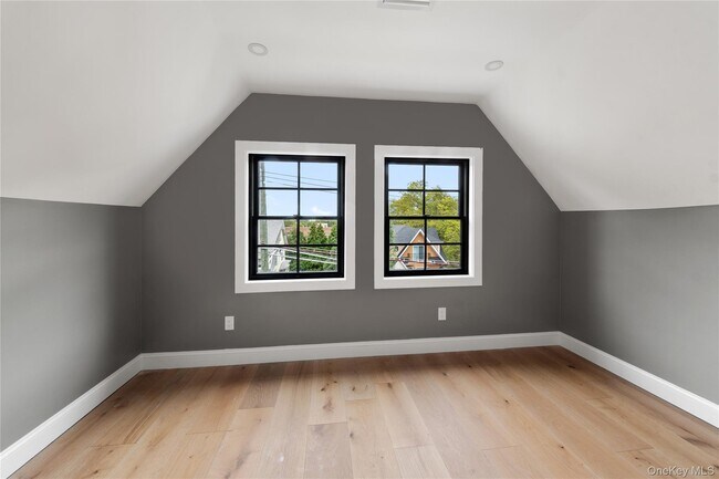 Building Photo - 356 S Tenth Ave