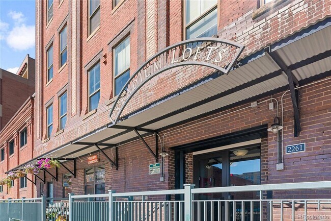 Building Photo - 1 BED 1 BATH 2 PARKING SPOTS ACROSS FROM ROCKIE'S STADIUM!