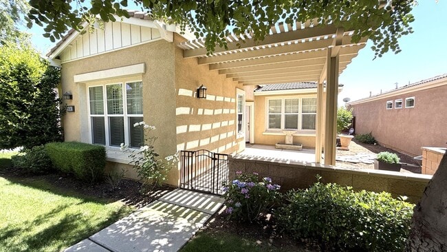 Building Photo - Beautiful 2 Bedroom 2 Bath Home in Four Seasons HOA