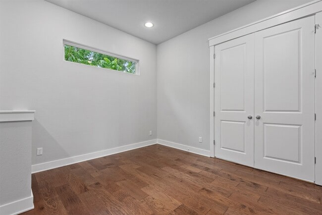 Building Photo - 909 Oak St